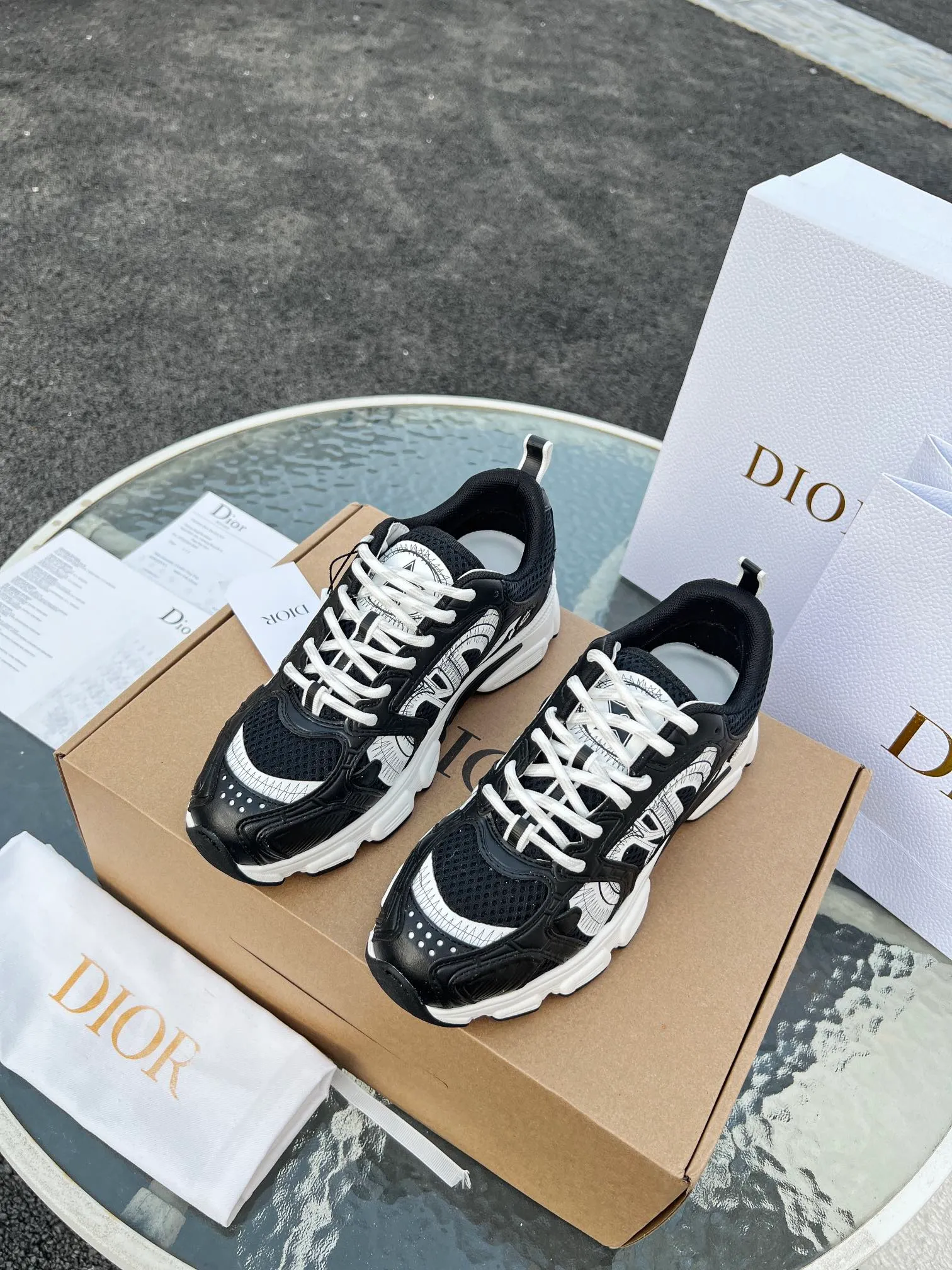 👟👟Ex-factory price 600👟👟 High version couple model🍸 Dior Dior | 2024 ˢˢDilraba, many stars have the same style. L’s 2024 spring and summer new products. The latest popular Chrono series, thick-soled mesh color-blocking running shoes, dad shoes, casual sports shoes series〰 Original purchase, development and production👍🏻This Dior Chrono sneaker is made of white and black mesh fabric with leather effect panels. The CD logo on both sides, the star patch on the tongue and the Dior logo on the heel, many details highlight the style. The two-tone laces, lightweight sole and star embellishment allow for a casual look all year round, complementing a variety of casual or elegant pieces. ♺Upper: Original imported first-layer cowhide + mesh ♺Inner lining: Original customized breathable lining ♺Outsole: Original molded EVA super light and super soft outsole ♺Heel height: 4.5cm ♺Size: Female 35-41 Male 39-45 (Female 40.41 Male 45 customized)
